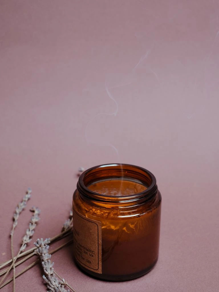 Signature amber candle with cotton wick, No. 04 Fig & Vétiver.